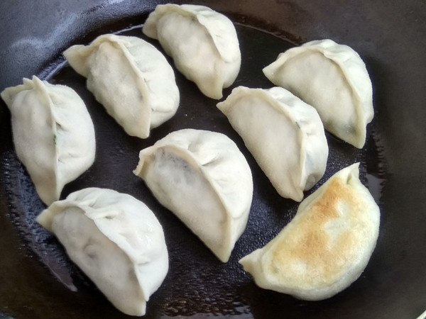 香菜鸡蛋白菜馅煎饺的做法步骤:9