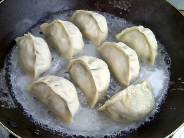香菜鸡蛋白菜馅煎饺的做法步骤:10