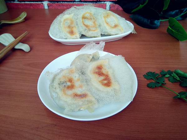 香菜鸡蛋白菜馅煎饺的做法步骤:11