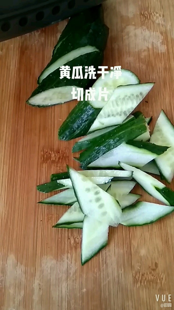 黄瓜炒圆白菜的做法步骤：2