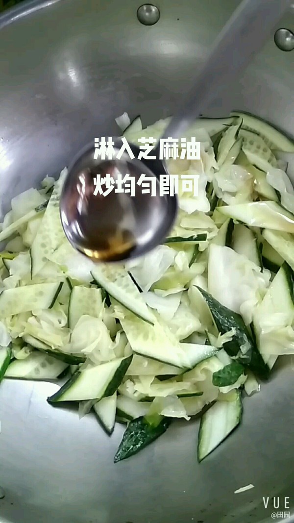 黄瓜炒圆白菜的做法步骤：5