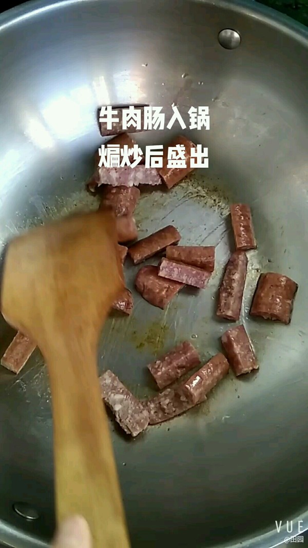 牛肉肠炒小白菜的做法步骤：3