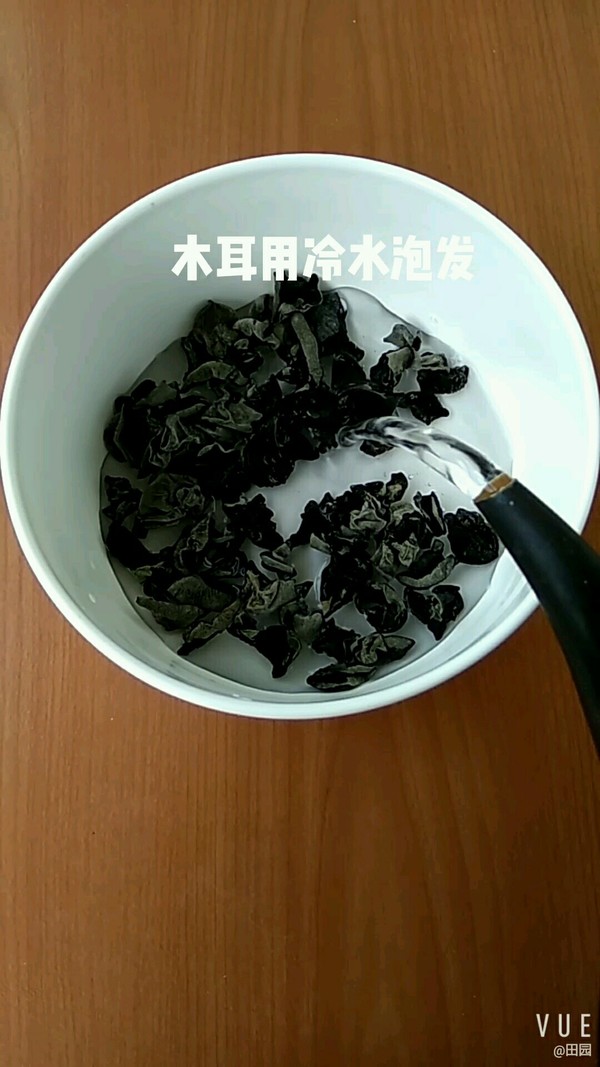 木耳烧小白菜的做法步骤：1