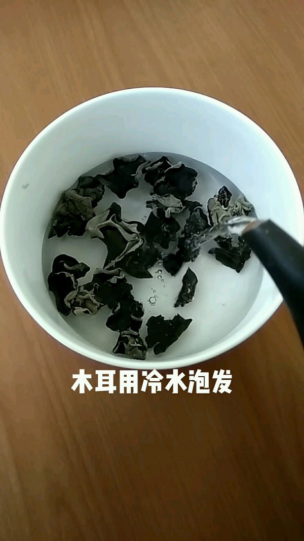 大白菜烧木耳的做法步骤：1