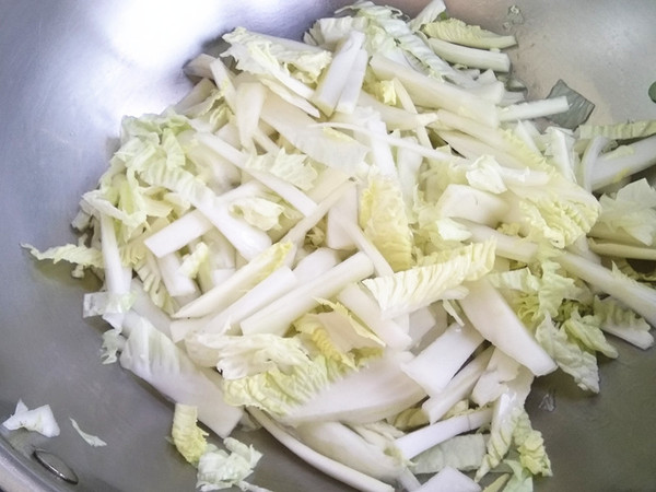 黑木耳烧白菜的做法步骤:2