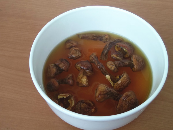 松茸烧圆白菜的做法步骤：1