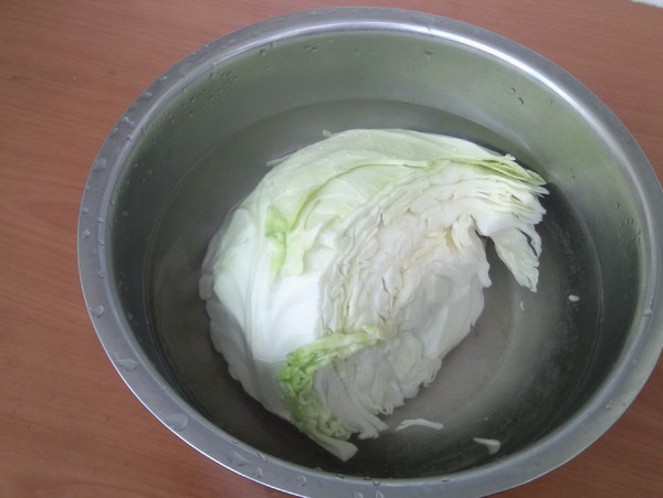 松茸烧圆白菜的做法步骤:2