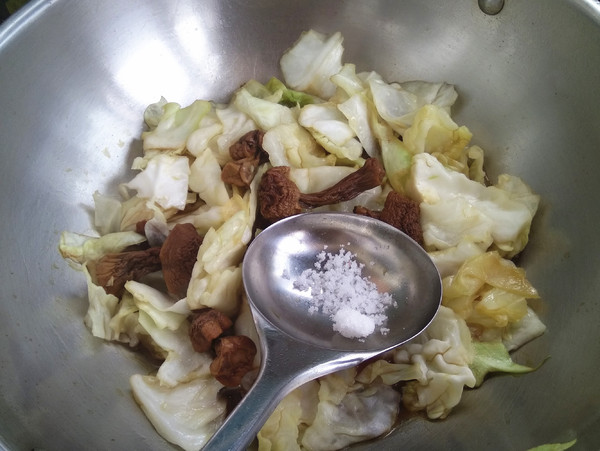 松茸烧圆白菜的做法步骤:7