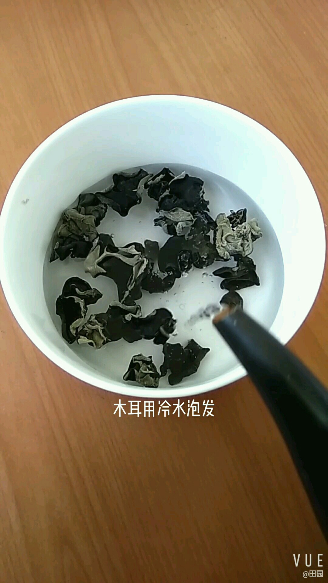 清爽拌木耳的做法步骤：1