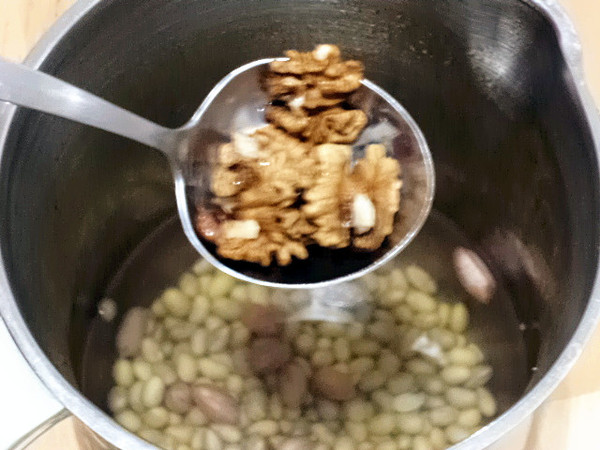 核桃仁花生仁豆浆的做法步骤:5