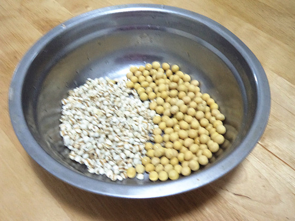 健康饮品，常喝常新——薏米茯苓豆浆的做法步骤：1