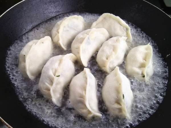 油菜鸡蛋馅煎饺的做法步骤：12