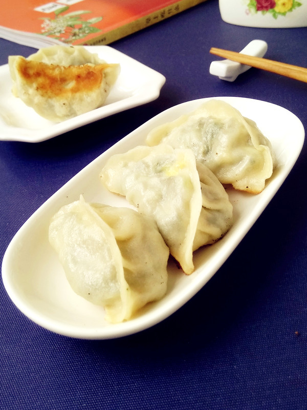 油菜鸡蛋馅煎饺的做法步骤：13