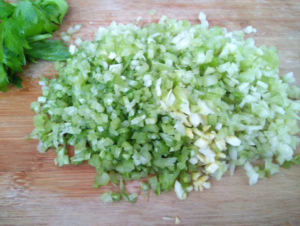 猪肉芹菜馅水饺的做法步骤:3