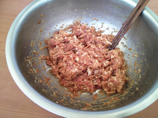 猪肉芹菜馅水饺的做法步骤:2