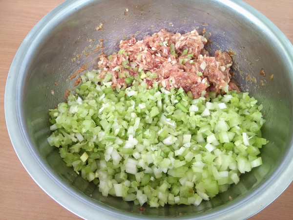 猪肉芹菜馅水饺的做法步骤:4