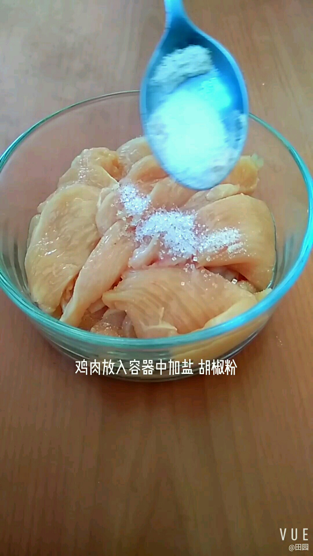 鸡胸肉炒芹菜的做法步骤：1