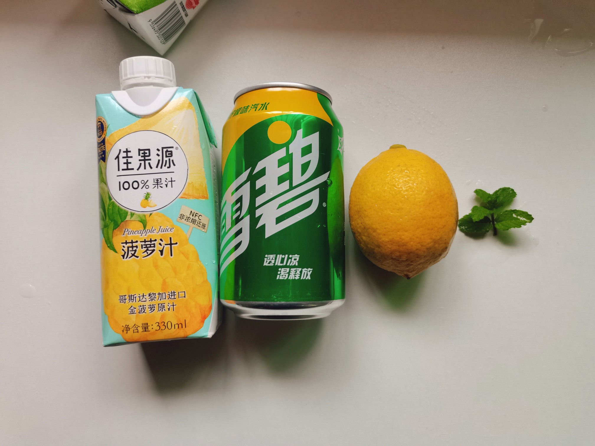 菠萝汁雪碧饮的做法步骤：2