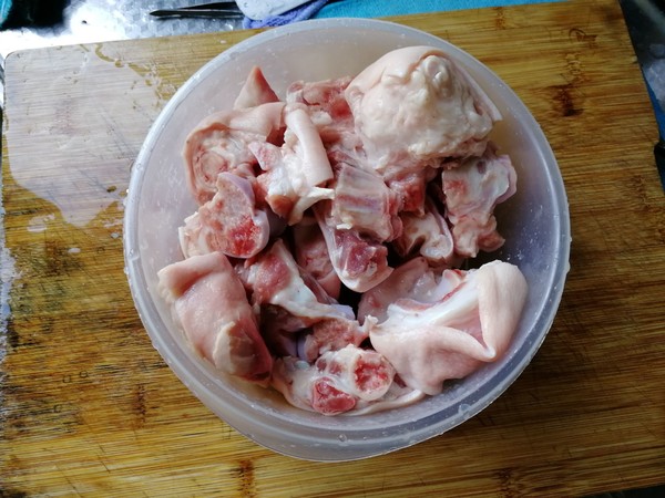 年夜饭硬菜之冬笋炖猪蹄的做法步骤：1