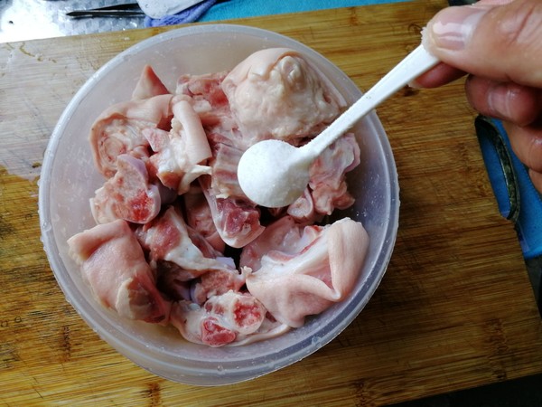年夜饭硬菜之冬笋炖猪蹄的做法步骤:2