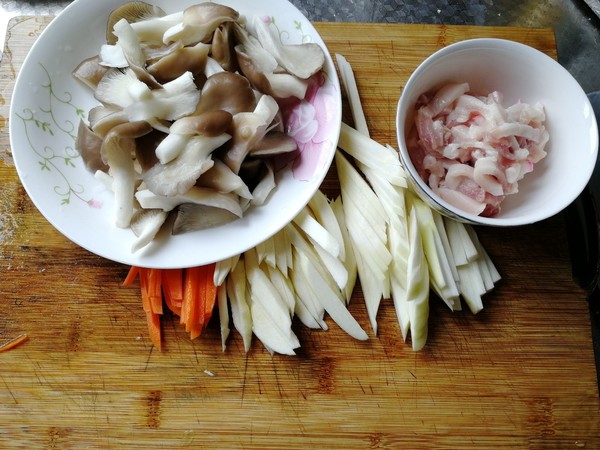 茭白蘑菇炒肉丝的做法步骤:2