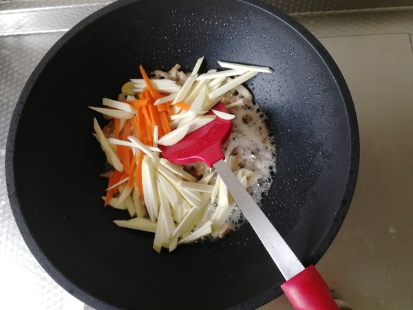 茭白蘑菇炒肉丝的做法步骤:6