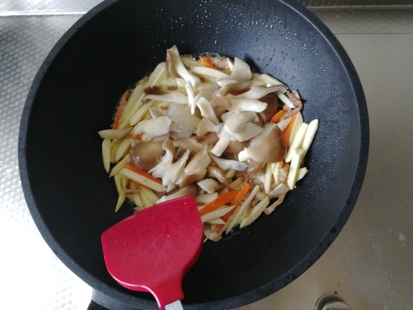 茭白蘑菇炒肉丝的做法步骤:7