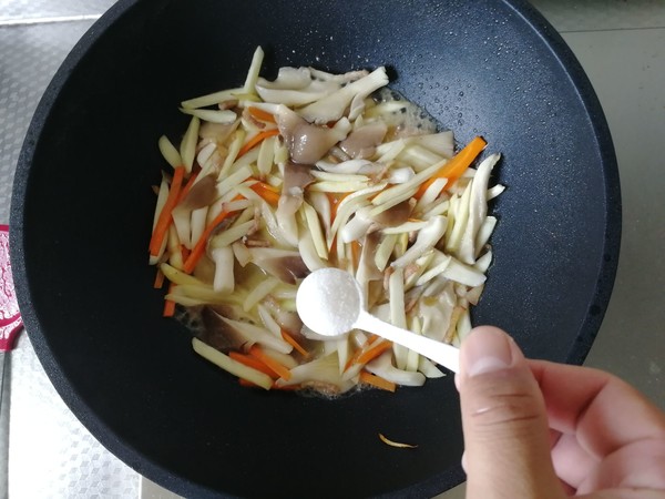 茭白蘑菇炒肉丝的做法步骤:9