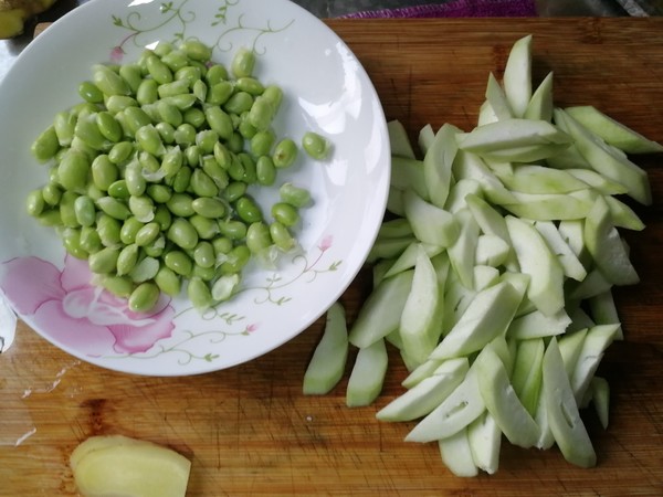 丝瓜炒毛豆的做法步骤：1