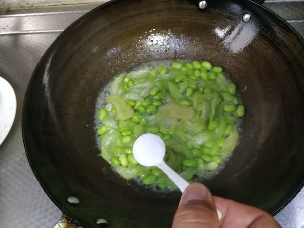 丝瓜炒毛豆的做法步骤:7