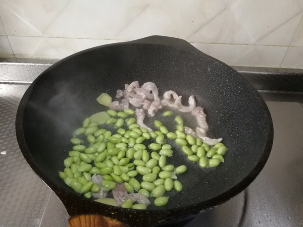 茭白蘑菇毛豆炒肉丝的做法步骤：3