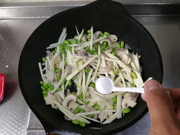 茭白蘑菇毛豆炒肉丝的做法步骤：6