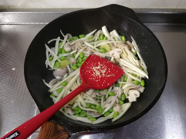 茭白蘑菇毛豆炒肉丝的做法步骤：7