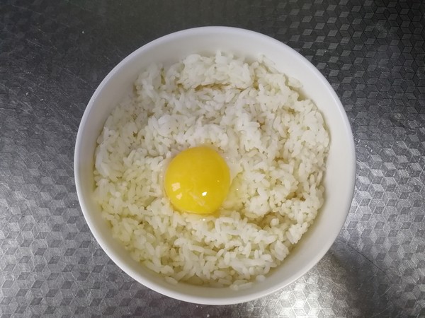 蒜香黄油炒饭的做法步骤：1