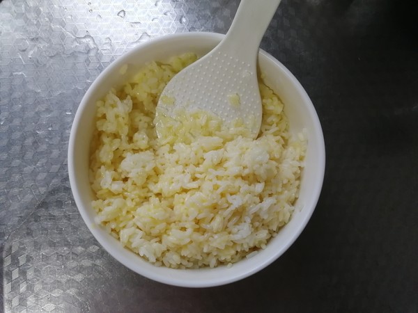 蒜香黄油炒饭的做法步骤:2