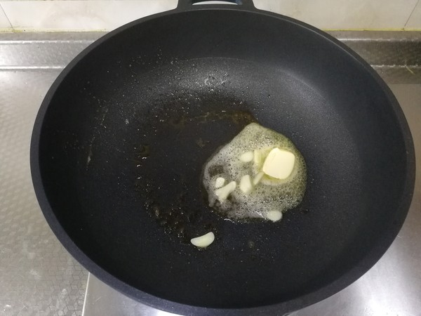 蒜香黄油炒饭的做法步骤:5