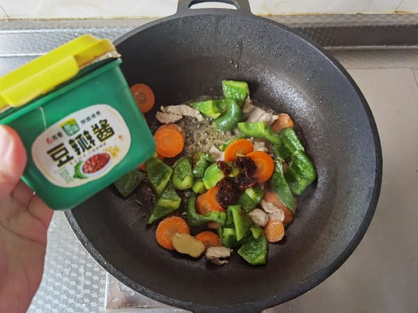 青椒胡萝卜炒肉片的做法步骤：7