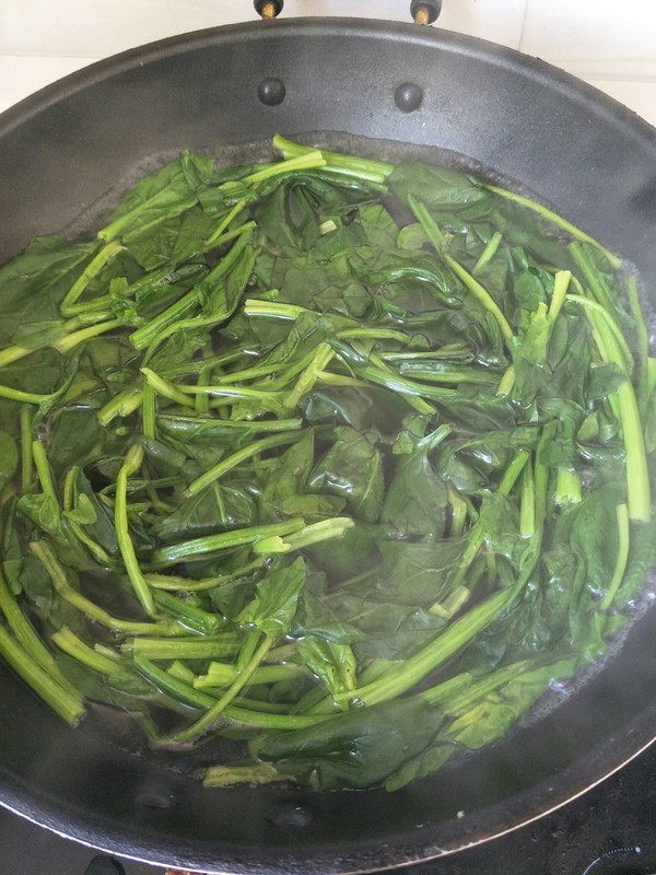 陈醋菠菜花生米的做法步骤：1