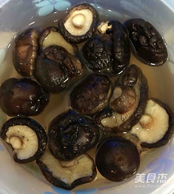 香菇烧鸡的做法步骤：2