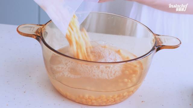 老北京小吃豌豆黄的做法步骤：1