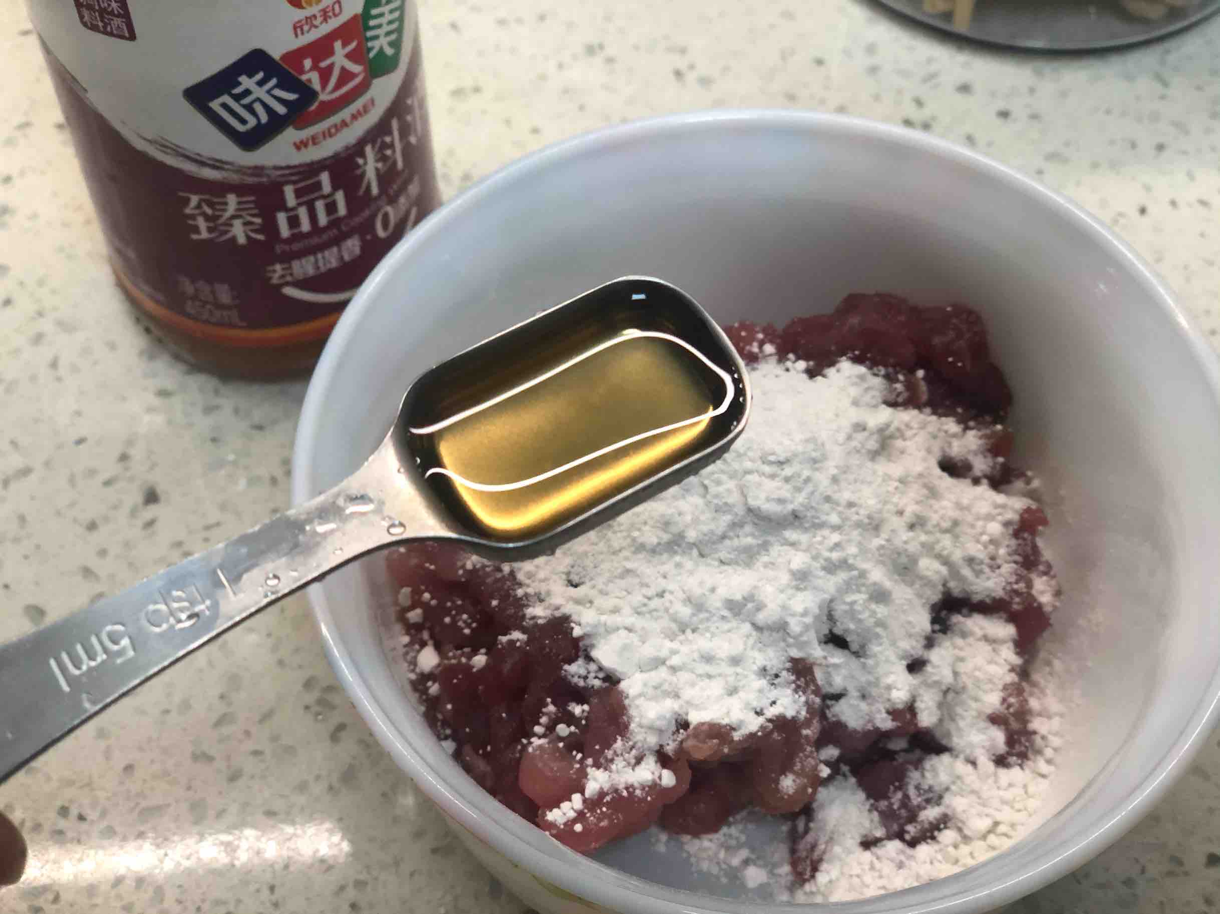 洋葱炒肉丝，洋葱是个宝，节后清肠多吃它，排脂降压不可少的做法步骤：3