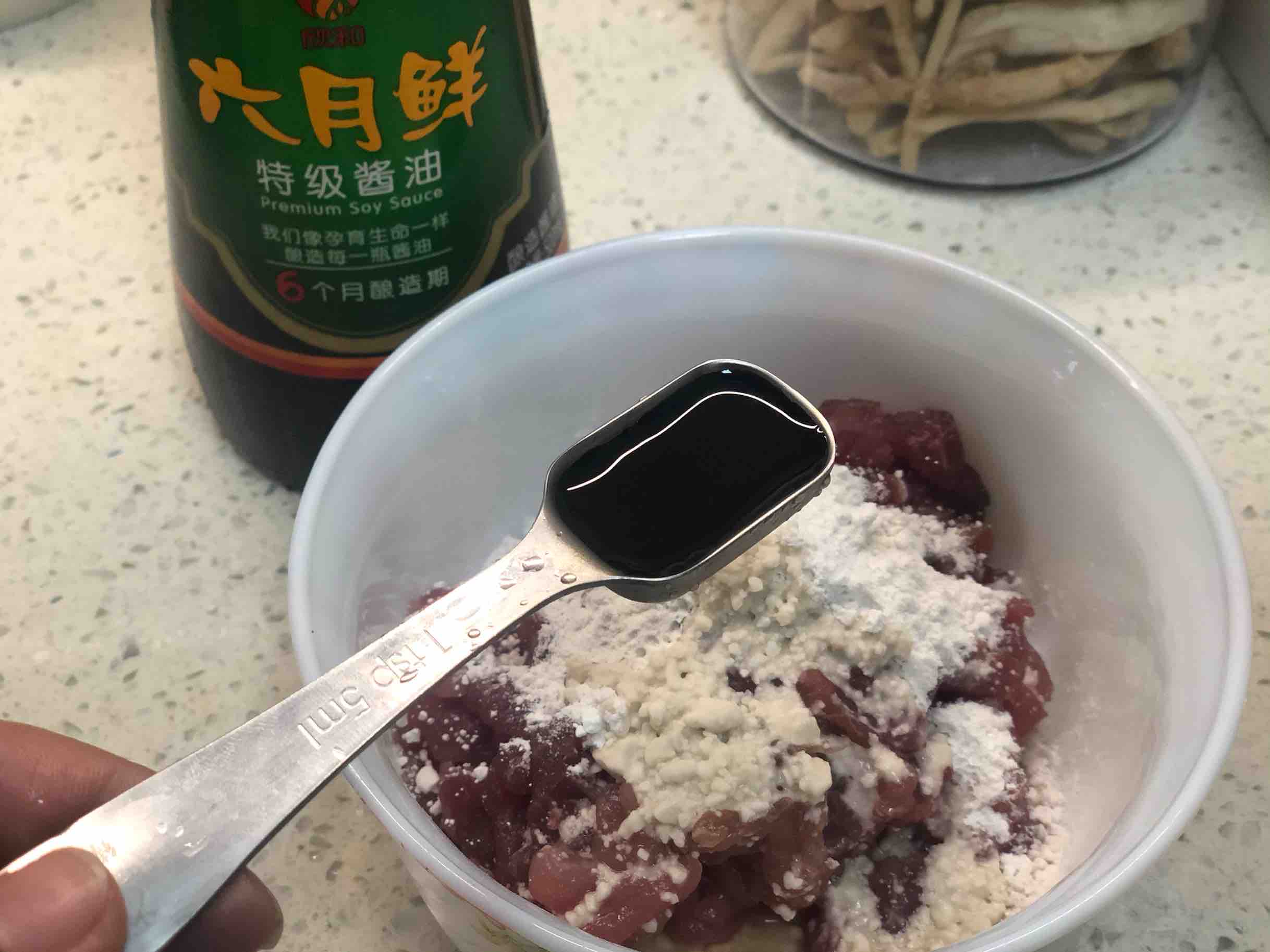 洋葱炒肉丝，洋葱是个宝，节后清肠多吃它，排脂降压不可少的做法步骤：4