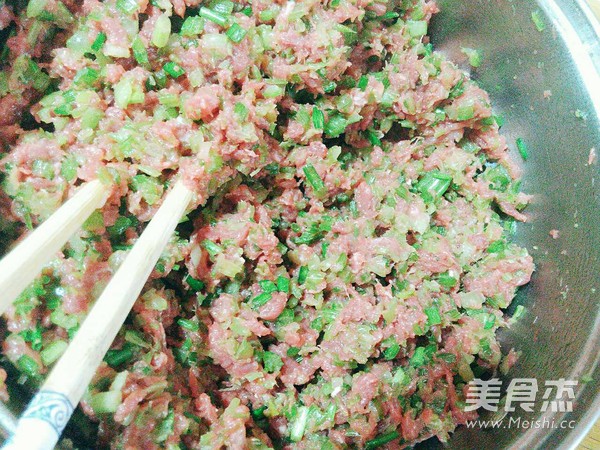 芹菜牛肉馅饺子的做法步骤：3