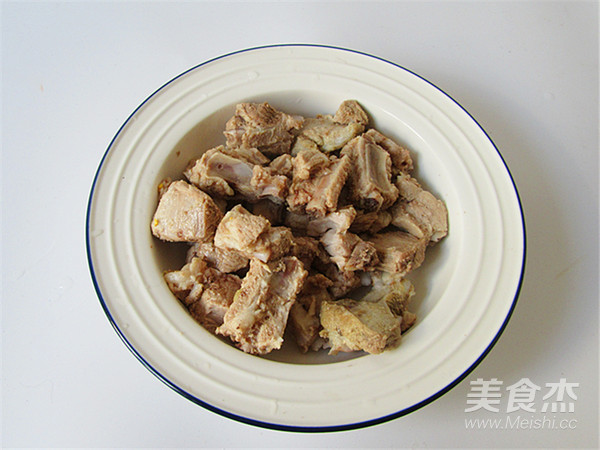 茄汁排骨龙眼肉的做法步骤：1
