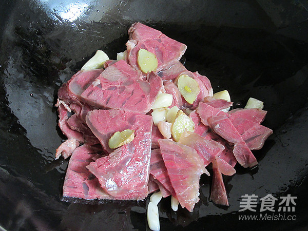 白菜粉条炖牛肉的做法步骤：6