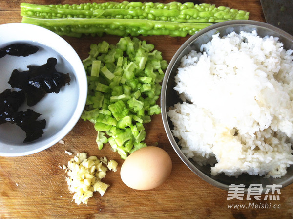 苦瓜鸡蛋炒饭的做法步骤：1
