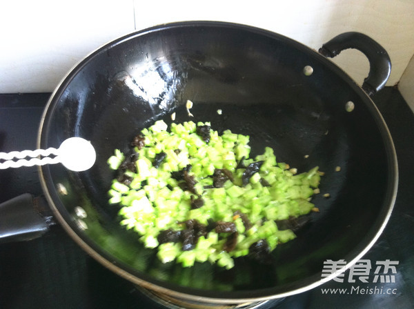 苦瓜鸡蛋炒饭的做法步骤:3