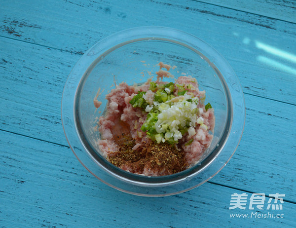 鲁菜之清汆丸子的做法步骤：1