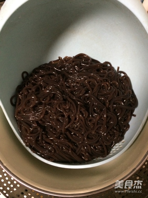 凉拌蕨根粉的做法步骤:2