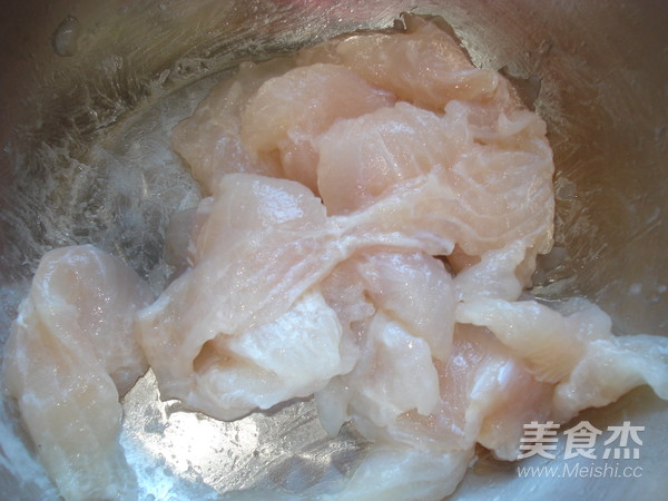 滑溜鱼片的做法步骤:2